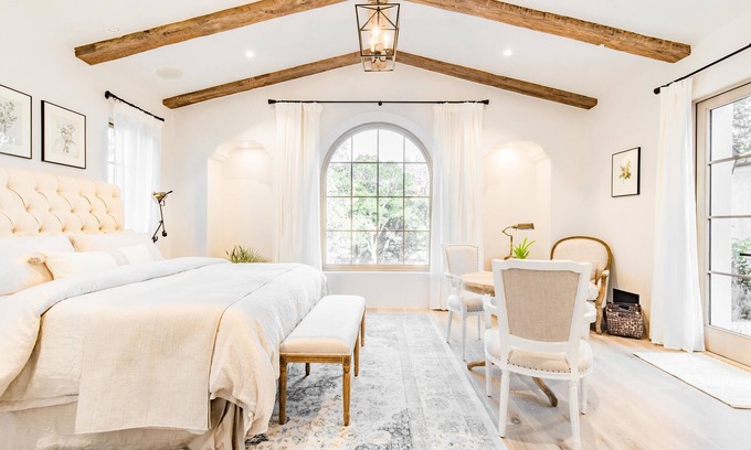 Woodside Apartment | Strikingly elegant, exquisite & estately Villa!