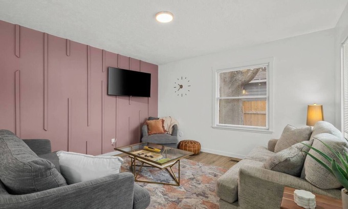 Veterans Park House | Stroll and Stay-Pond, Park, Food