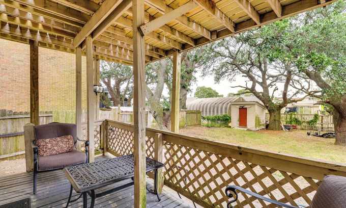 Willoughby Spit Condo | Stroll to Shore: Quaint Condo w/Deck in Norfolk