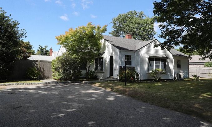 Falmouth House | Stroll to Surf Drive Beach