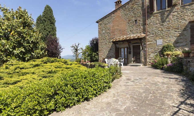 Ponte Buriano House | Stunning private villa for 4 guests with TV, terrace and pets allowed
