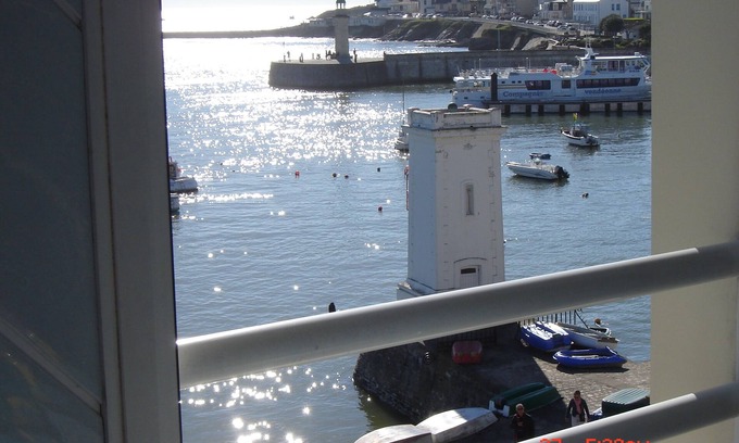Saint-Gilles-Croix-de-Vie Apartment | studio 3rd floor elevator beautiful view of the harbor entrance and Atlantic Ocean