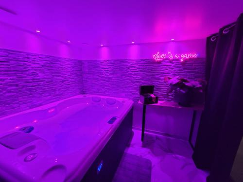Juvignac Apartment | Studio élégant l'orchidée Jacuzzi en intérieur toute l'année
