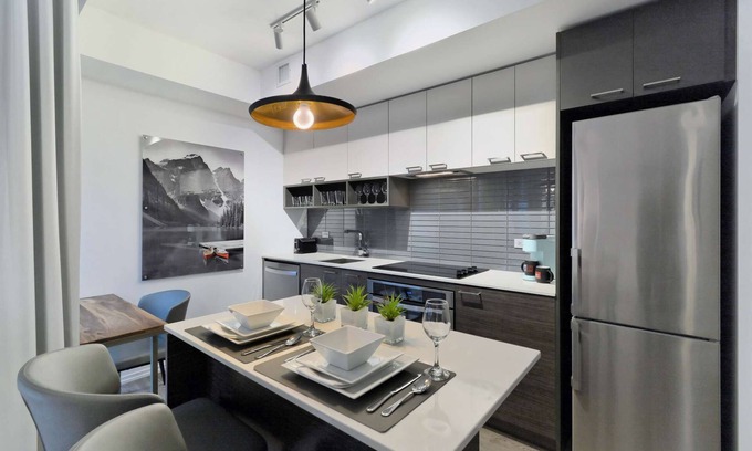 Bay Street Corridor Apartment | Studio/1 Bathroom Suite