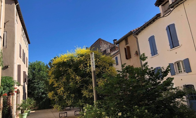 Cahors Old Town Apartment | Studio 2*, place Saint Priest, first floor