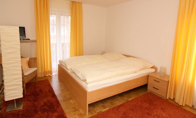 Bad Aibling Apartment | Studio 35 qm mit Wohnbereich und separatem Schlafzimmer