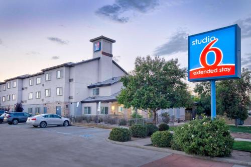 Oildale Hotel | Studio 6-Bakersfield, CA