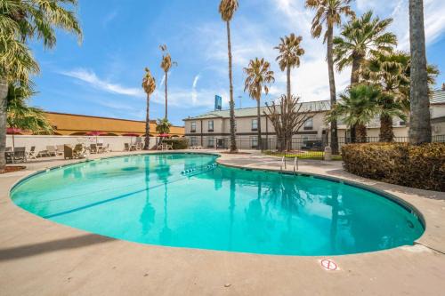 Bonanza Hotel | Studio 6 Laredo, Tx - North I-35