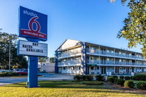 Savannah Hotel | Studio 6-Savannah, GA