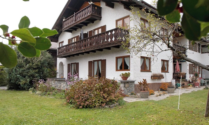 Garmisch-Partenkirchen Apartment | Studio Apartment 'Gästehaus Arkadia - Ferienwohnung 3' with Mountain View, Balcony and Wi-Fi