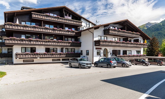 Seefeld in Tirol Apartment | Studio Apartment 'Haus Excelsior Top 17' with Mountain View, Balcony and Wi-Fi