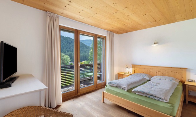 Pfalzen Apartment | Studio Apartment 'Silbernagl - Monolokal Mit Ausblick' with Lake View, Shared Terrace and Wi-Fi