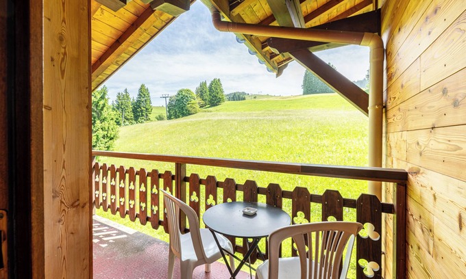 Cohennoz Apartment | Studio Apartment '11 - Les Warrens' with Mountain View, Shared Garden and Wi-Fi