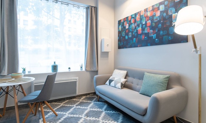 Villette Gare Apartment | Studio-Apartment-Ensuite with Shower-Street View-Studio avec Mezzanine
