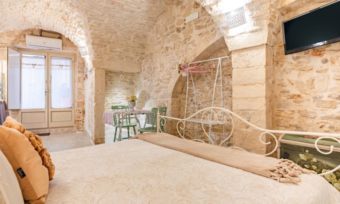 Martina Franca Apartment | Studio Apartment 'Carman House' with Wi-Fi and Air Conditioning