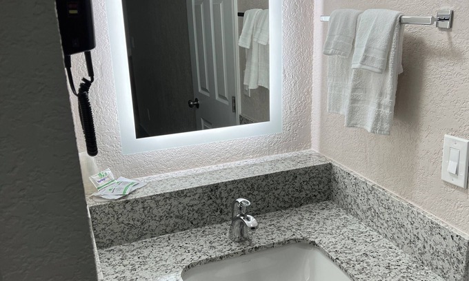Greenacres Apartment | Studio Apartment - King Bed