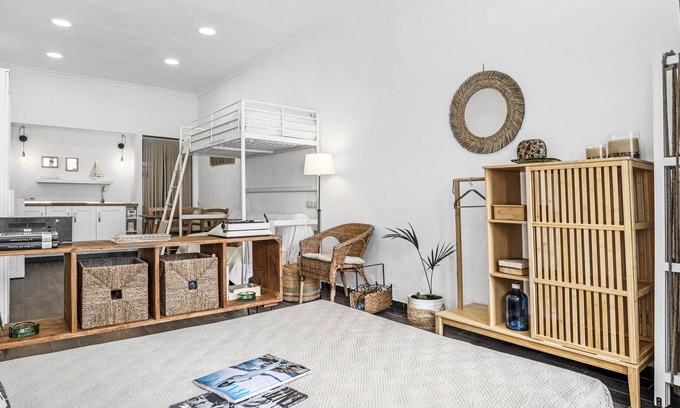 Barbate Apartment | Studio Apartment 'La Casita Blanca' with Wi-Fi and Air Conditioning