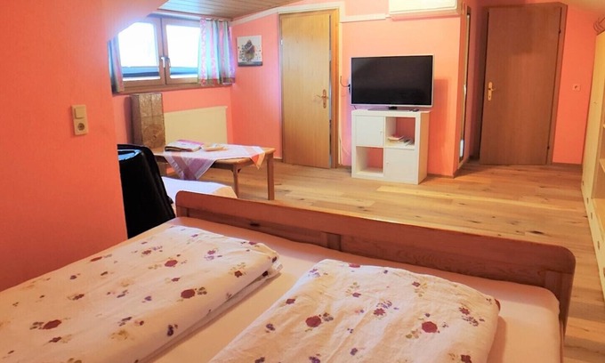Klopein am Klopeiner See Apartment | Studio Apartment 'Landhaus Noreia - Studio 2-3' with Mountain View, Wi-Fi and Air Conditioning