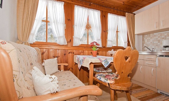Mittenwald Apartment | Studio Apartment 'Mini Apartment 2' with Mountain View, Shared Garden and Wi-Fi