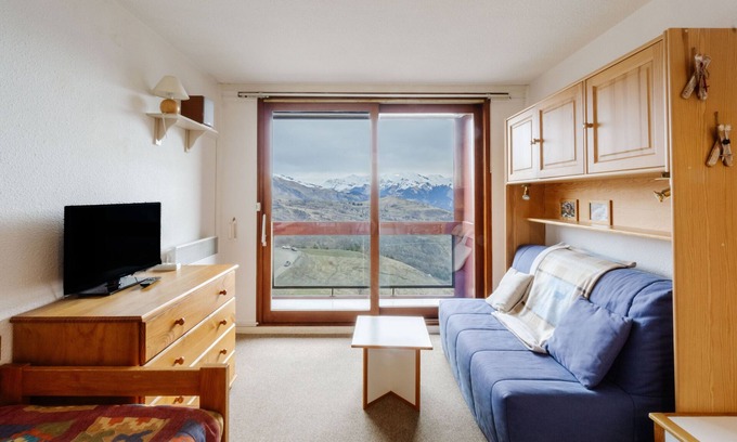 Villarembert Apartment | Studio Apartment "Pied des Pistes" with Mountain View & Shared Pool