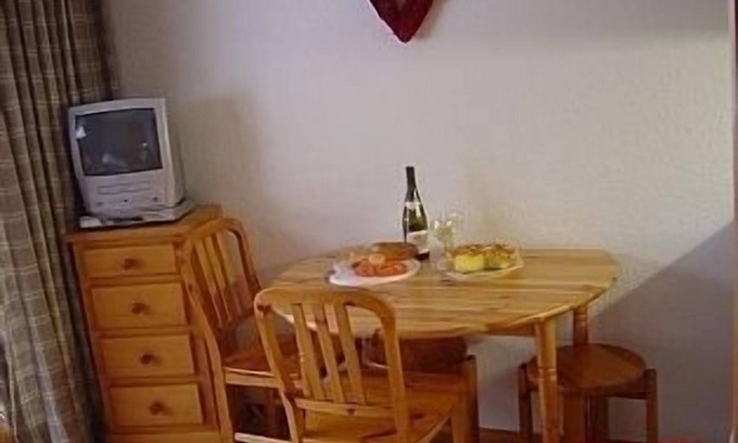 Morillon Apartment | Studio Apartment With Balcony Overlooking The Telecabine, Ski back 2 the complex