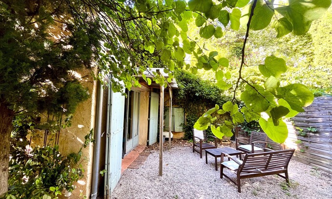 Est Apartment | Studio Avec Jardinet Niché Dans la Nature