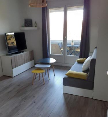 Anatole France Apartment | Studio Balcon Proche Hypercentre de Narbonne