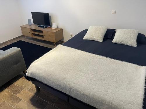 Scionzier Apartment | Studio bien situé & tout équipé dans une maison