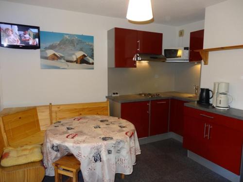 Les Bruyeres Apartment | Studio cabine 4 pers, ski aux pieds, Les Menuires, 24m², balcon sud-ouest, proche commerces et remontées. - FR-1-178-101