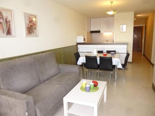 Saint-Jean-de-Monts Apartment | Studio cabine 4 pers avec balcon, parking et animaux admis à 50m de la plage - FR-1-224C-142
