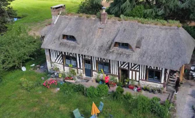 Fiquefleur-Equainville Bed & Breakfast | STUDIO CHAUMIERE sur un domaine de 10 hectares