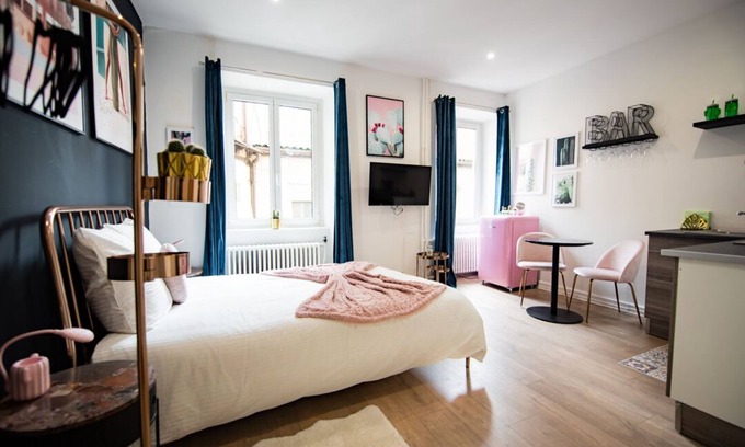 Mulhouse Apartment | Studio-City-Ensuite with Bath-Courtyard view