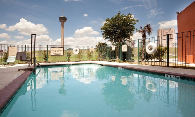 St. Paul Square Apartment | Studio Close to the Convention Center | Free Breakfast + Outdoor Pool