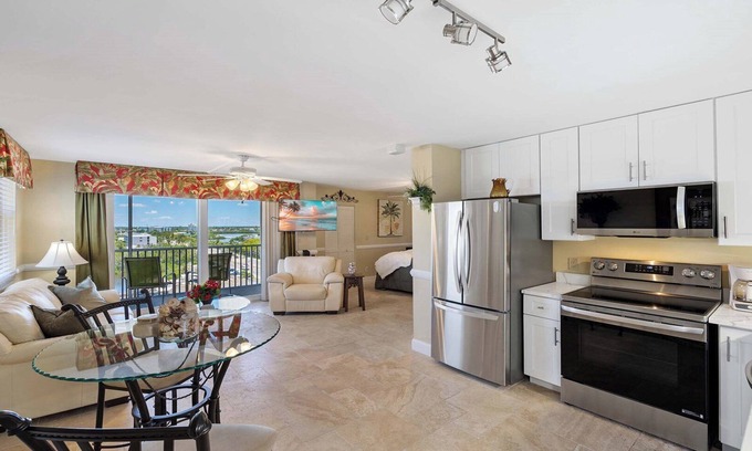 Bonita Springs Condo | Studio condo across the street from the beach - BBT5902