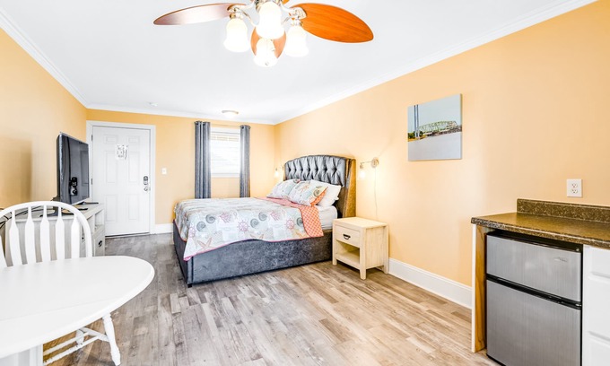 Surf City Apartment | Studio condo with ocean views, pool, deck, & central AC