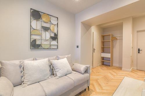 Ecully Apartment | Studio contemporain avec terrasse ensoleillée