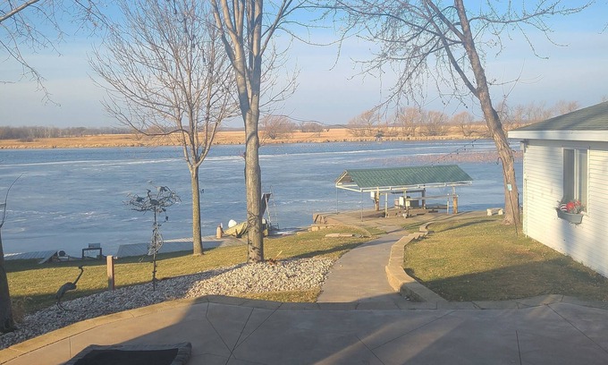 Butte Des Morts House | Studio cottage at mouth of the Fox River