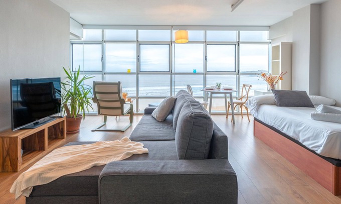Gijon City Centre Apartment | Studio 'En Playa San Lorenzo' with Sea View and Wi-Fi