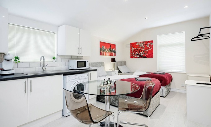 Bedford Apartment | Studio Flat in Bedford near Hospital & Stations