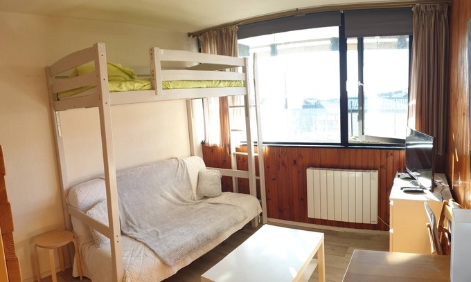 Besse-et-Saint-Anastaise Apartment | Studio in resort center