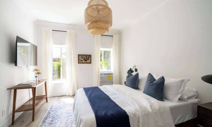 Hollywood Hills Apartment | Studio Hideaway in Beachwood