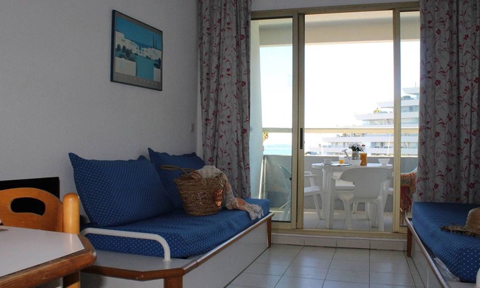 Villeneuve Loubet Beach Apartment | Studio in Villeneuve-Loubet Plage with Private Parking, Sleeps 2/4