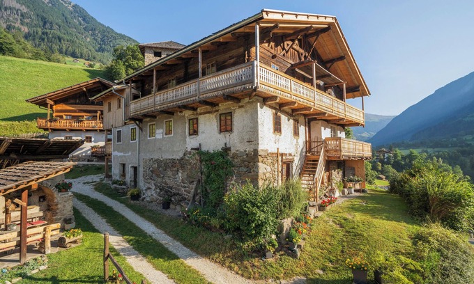 San Martino in Passiria Apartment | Studio Apartment "Lanthalerhof" with Mountain View, Balcony & Wi-Fi