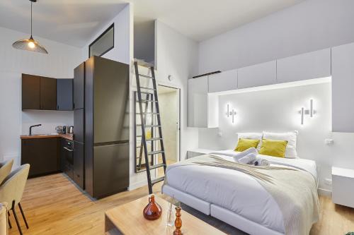 Montparnasse Apartment | Studio Jardin du Luxembourg by Studio prestige