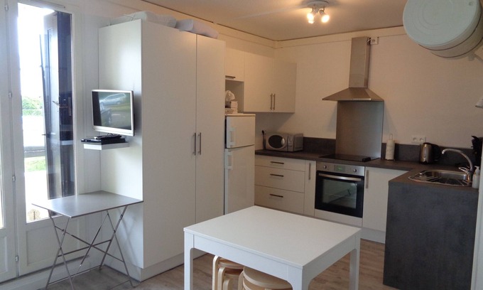 Le Penon Apartment | Studio just a stone's throw from the ocean - private parking
