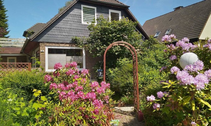 Murwik Apartment | Studio 'Kleines Apartment Jordt ' with Private Terrace, Private Garden and Wi-Fi