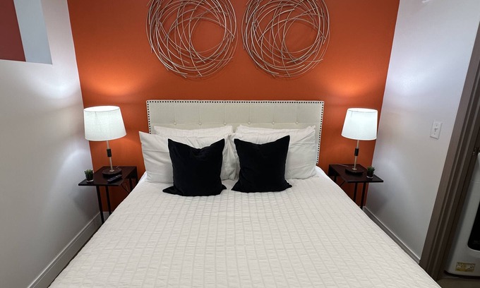 Madison Apartment | Studio l Queen l New Build l Garage l Patio | W/D