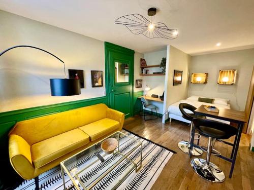 Verdun Apartment | Studio " Les Coulisses" Verdun Centre - Parking Moto et Vélo - WIFI - Couchage 1 GRAND LIT - Géré par PrestaZen'Services