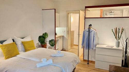 Charlottenburg Apartment | studio maiy close to Messe