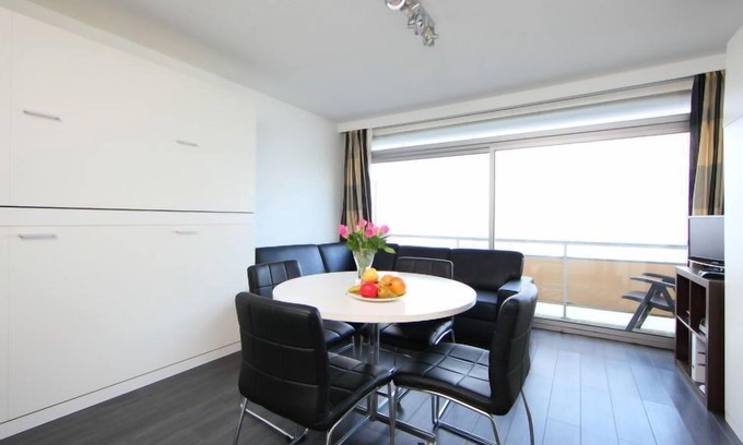 Bredene Apartment | Studio met garage by Interhome